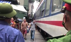 Mải mê chụp ảnh, người đàn ông bị tàu hỏa tuyến Lào Cai - Hà Nội hất văng vào tường
