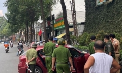 Bình Dương: Cầm kim tiêm khi lái xe, người đàn ông tông mạnh vào tường