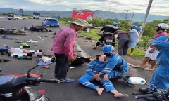 Vụ ô tô đâm hàng loạt xe máy dừng đèn đỏ ở Bình Thuận: Khởi tố người bố và con trai 16 tuổi