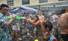 Người dân Thái Lan đón Tết Songkran sau 3 năm gồng mình ứng phó COVID-19