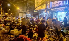 Người dân ở TP.HCM đi chợ tự phát lúc 3h sáng, xếp hàng dài cả chục mét trước giờ siêu thị mở cửa