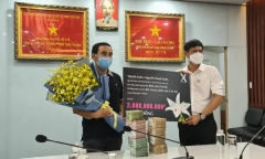 Quyền Linh trao 2 tỷ đồng ủng hộ chống dịch, công khai toàn bộ số tiền mặt