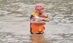 Người phụ nữ ôm con nhảy sông rồi được giải cứu nhưng có hành động gây căm phẫn