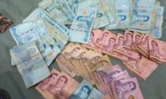 Người bố lâm bệnh tiết lộ chỗ cất giữ tiền bấy lâu khiến cả gia đình bất ngờ