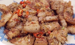 Cơm chiều vợ bày lên mâm món thịt ba chỉ rang dân dã nhưng 