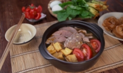 Trổ tài nấu lẩu cua đồng cho gia đình ăn no căng bụng dịp tất niên