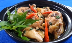 Kho thịt gà cho thêm loại lá này, độ ngon cao hơn vài bậc
