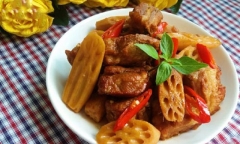 Cách làm sườn non kho củ sen đậm đà đổi vị bữa cơm gia đình