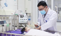 Bé gái suy hô hấp cấp, môi chi tím tái sau khi ngã vào bể nước của gia đình