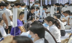 Khó tìm việc, nhiều người trẻ Trung Quốc chấp nhận làm giúp việc gia đình