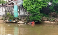 Bật khóc trước hình ảnh người cha ngồi bờ sông ôm thi thể con trai chết đuối ở Nam Định