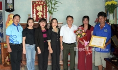 Nam sinh đột ngột qua đời vì đuối nước, trường đại học đến tận nhà trao bằng tốt nghiệp cho gia đình