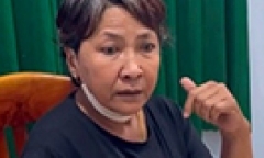 Người phụ nữ đi xe máy không đội mũ bảo hiểm, vượt đèn đỏ, đánh CSGT ở Bình Định