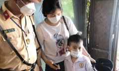 Đi lạc gần 3km, cháu bé lớp 2 được CSGT giúp đoàn tụ gia đình