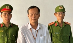 Khởi tố bí thư xã trình phê duyệt danh sách cấp 40 nền nhà sai quy định