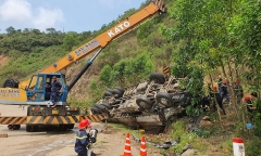 Xe tải bị lật làm 9 người thương vong, chở vượt số người quy định