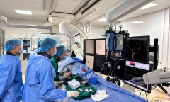 Tưởng phải gắn bó với xe lăn, người đàn ông 47 tuổi bất ngờ đứng vững sau ca mổ