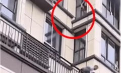 Nín thở chứng kiến người đàn ông tay không leo lên tầng 3 cứu đứa bé mắc kẹt trong “biển lửa”