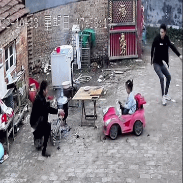 Video: Bố phản ứng cực nhanh khi con gái lái ô tô đồ chơi lao vào bếp lửa