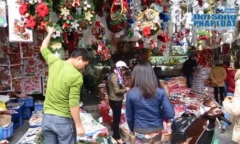 Hàng trang trí Noel: Người xem nhiều hơn mua 