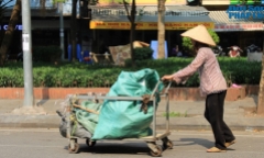 Hà Nội: Người lao động vất vả mưu sinh dưới nắng nóng gay gắt