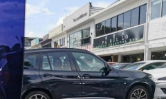 Bị mẹ bỏ quên trong chiếc BMW, con trai lái xe gây va chạm