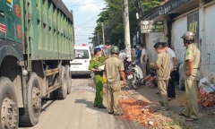 Tin tức tai nạn giao thông mới ngày 26/6: Xe máy đi vào đoạn có nhiều xà bần, bị xe ben tông trúng