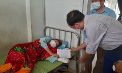 Thiếu nữ bị lốc xoáy cuốn văng ra khỏi nhà, may mắn thoát nạn 