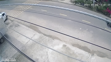 Nữ tài xế kéo lê xe máy 2km về nhà sau khi gây tai nạn 