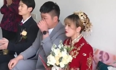 Người đàn ông vừa trẻ vừa đẹp trai chen vào giữa cô dâu chú rể, danh tính gây sốc nặng