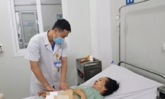 Đi ngoài ra máu tưởng bệnh trĩ, không ngờ mắc ung thư trực tràng nặng