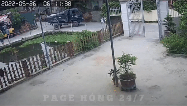 Xe tải giải cứu xe nâng khỏi vùng trũng, cảnh tượng sau đó khiến dân mạng vừa thương vừa cười