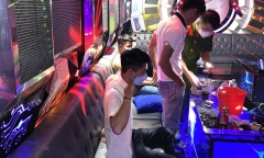 Bắt quả tang nhiều nam nữ mở 