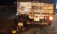 Xe máy dính chặt đuôi ô tô tải, thanh niên tử vong, cô gái bị thương nặng
