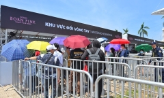 Fan xếp hàng lấy vòng tay BLACKPINK bất chấp trời nắng