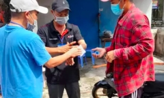 Bị kiểm tra giấy tờ, người đàn ông chém đứt gân tay người trực chốt COVID-19