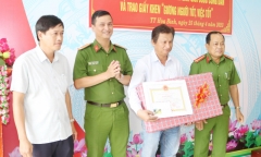 Khen thưởng tài xế xe buýt có hành động đẹp, trả lại 130 triệu đồng cho khách để quên
