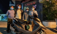 Cảm động người phụ nữ bán chiếc xe máy duy nhất với giá “0 đồng” cho người đi bộ về quê