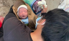 Vợ chồng trẻ ôm con mới sinh 9 ngày tuổi vượt gần 1.000 km bằng xe máy về quê