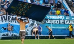 Video: Cổ động viên nổi giận, đập phá hệ thống VAR ở giải VĐQG Brazil