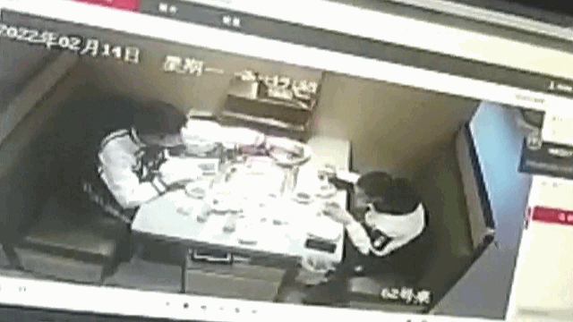 Để được ăn lẩu miễn phí, 2 người đàn ông sử dụng mánh khóe gây sốc nặng