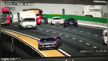 Video: Xe tải mất lái hất văng ô tô khỏi cầu như trong phim 