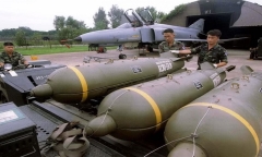 Thành viên NATO phản đối Mỹ gửi bom chùm tới Ukraine
