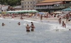 Ukraine: Người dân Odesa được tắm biển trở lại kể từ khi bắt đầu chiến sự Nga-Ukraine