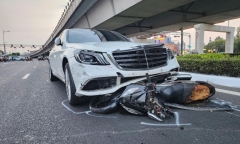 Clip: Nữ tài xế lái Mercedes tông liên hoàn 10 xe máy đang chờ đèn đỏ ngay ngã tư TP.Thủ Đức