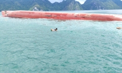 Lật tàu trên biển Quảng Ninh, 3 người được cứu, 2 người nghi bị kẹt trong tàu