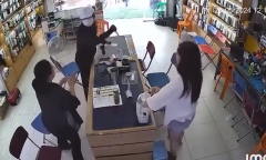 Truy bắt đối tượng cầm vật nghi súng và dao cướp cửa hàng điện thoại