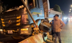 Tin tức tai nạn giao thông mới nhất ngày 22/4: Xe ben mất lái tông nát dải phân cách
