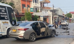 Thanh niên điều khiển xe máy lấn làn, tông trực diện vào đầu ô tô