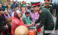 Đại tướng Phan Văn Giang thăm hỏi, động viên nhân dân vùng